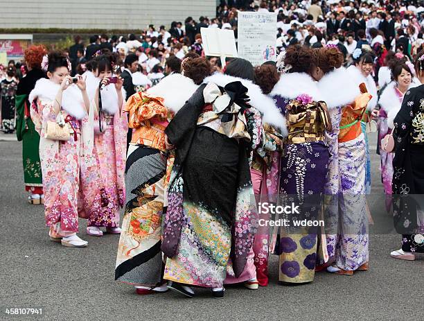 Donne Indossano Kimono Celebrare Prossimi Giorni Di Età In Giappone - Fotografie stock e altre immagini di 20-24 anni