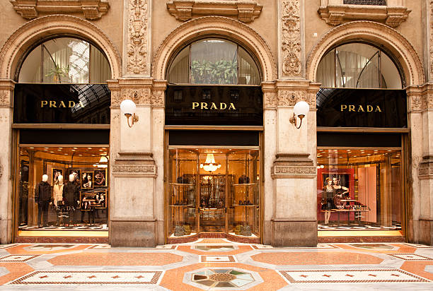 Prada Boutique Di Milano - Fotografie stock e altre immagini di