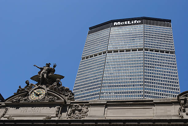 topo do grand central terminal e do prédio da metlife - prédio da metlife - fotografias e filmes do acervo