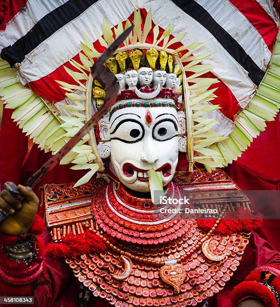 Photo libre de droit de Le Theyyam Artiste Kannur Kerala Inde banque d'images et plus d'images libres de droit de Arts Culture et Spectacles - Arts Culture et Spectacles, Communauté, Concepts