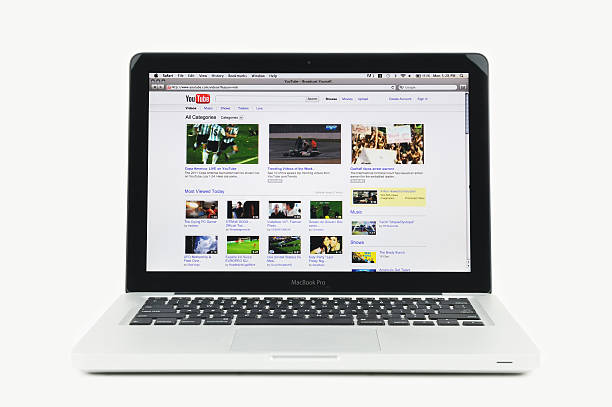 youtube página inicial no macbook pro - youtube video laptop apple macintosh - fotografias e filmes do acervo