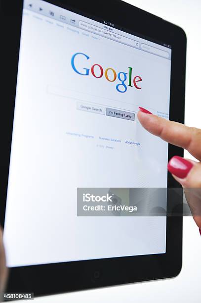 Ipad Apresentando O Google Web Site - Fotografias de stock e mais imagens de Google - Nome de marca - Google - Nome de marca, Mulheres, Procurar