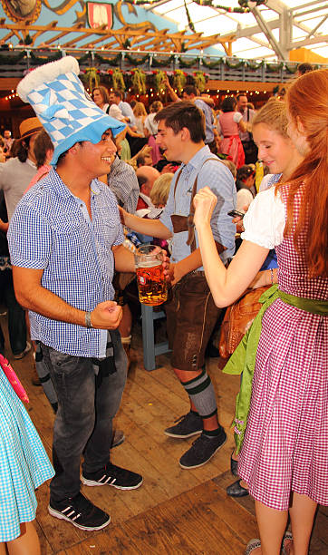 oktoberfest_young pessoas na cerveja barraca 4 - lederhosen oktoberfest beer dancing - fotografias e filmes do acervo