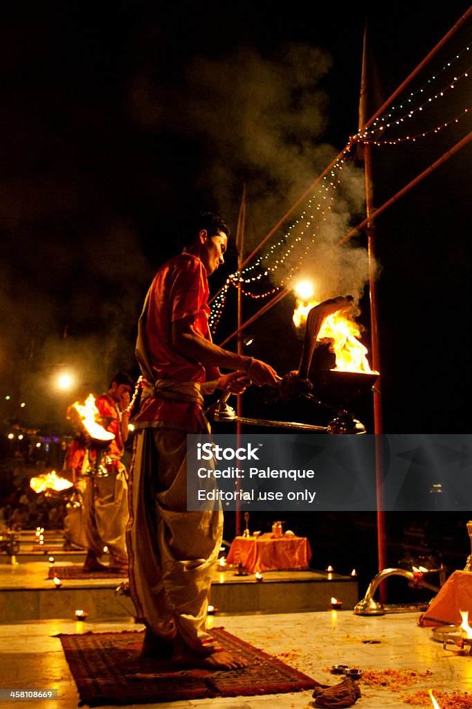 Prete esecuzione di religione indù Ganga Aarti cerimonia puja (fuoco - Foto stock royalty-free di Adulto