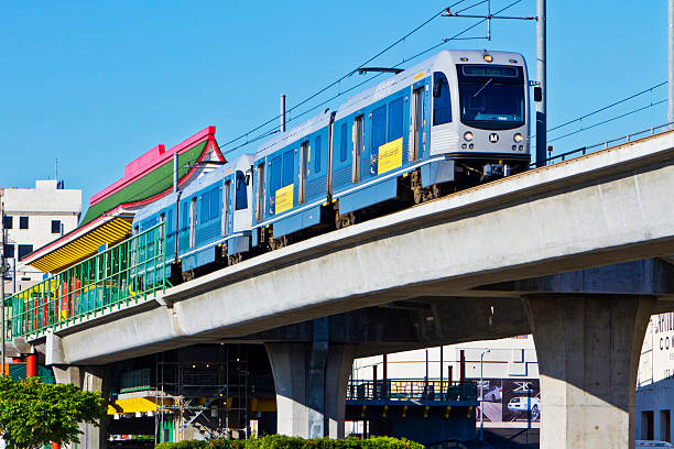 metro gold line train abfahrt chinatown station - depart stock-fotos und bilder