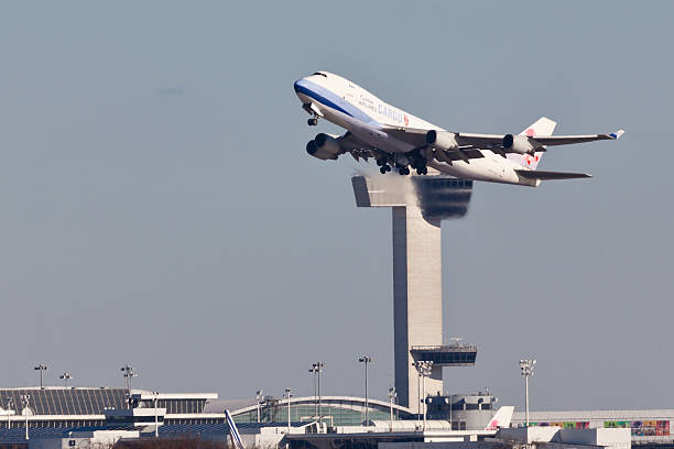 商業 airliner ボーイング 747 見せ、ニューヨーク j .f .ケネディ空港から - boeing 747 airplane taking off commercial airplane ストックフォトと画像