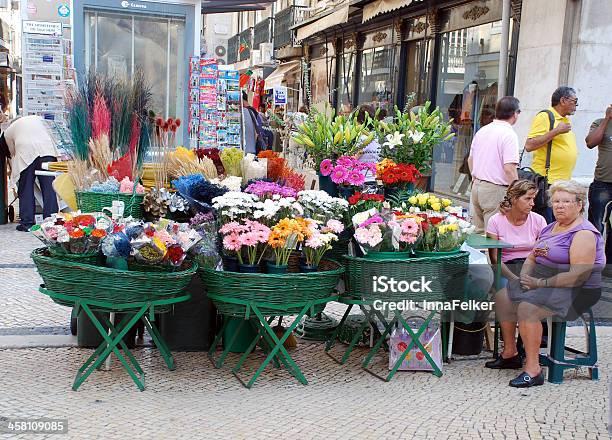 Mercato Dei Fiori Freschi Allaperto Sulla Strada Principale Di Lisbona Portogallo - Fotografie stock e altre immagini di Città di Lisbona