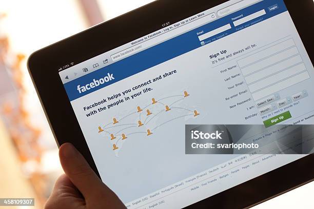 Pagine Web Di Facebook Su Apple Ipad - Fotografie stock e altre immagini di Social network - Social network, Accesso al sistema, Guardare indietro
