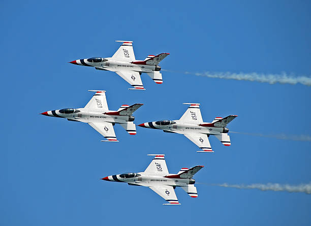 nós thunderbirds voando em formação - fighter plane teamwork airplane air force - fotografias e filmes do acervo