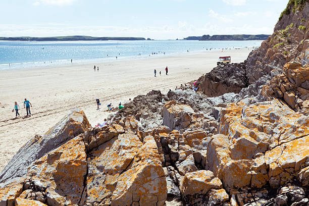 les vacanciers - wales beach editorial people photos et images de collection