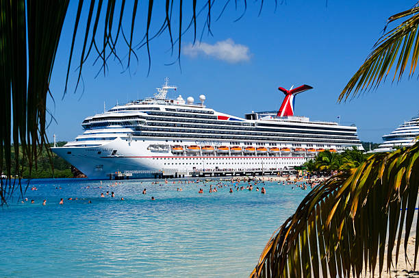 caribbean cruise - cruise ship cruise beach tropical climate fotografías e imágenes de stock