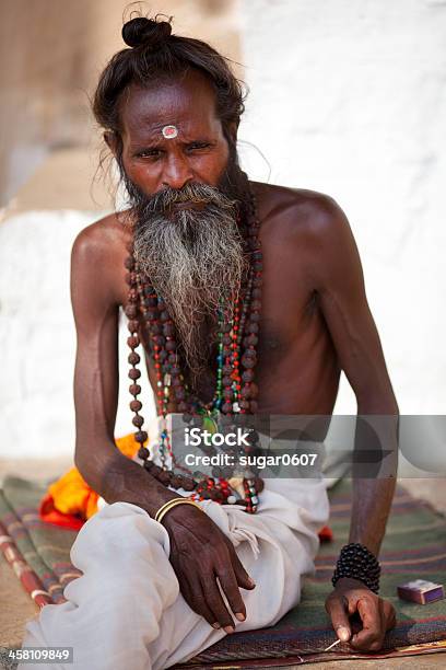 Santa Hombre Con Bindi Y Budista Cuentas De Oración Foto de stock y más banco de imágenes de Abalorio