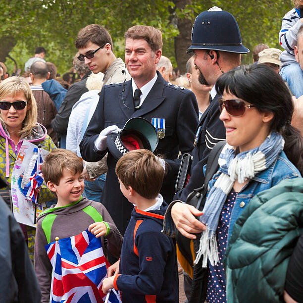 ロンドンのロイヤルウェディング - crowd nobility wedding british flag ストックフォトと画像