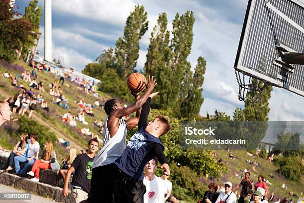 Street Basket Intensa Battaglia - Fotografie stock e altre immagini di Adulto - Adulto, Ambientazione esterna, Attività