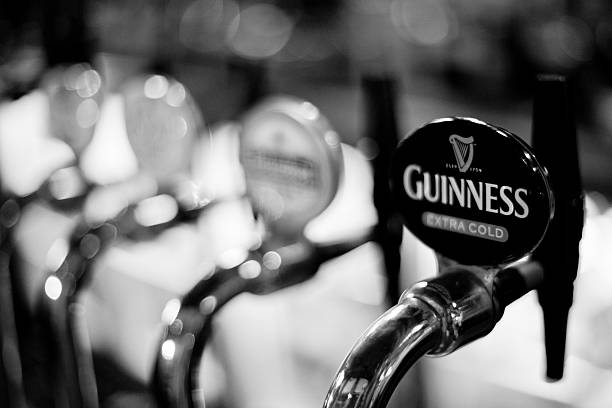 Guinness pulse en un bar inglés - foto de stock