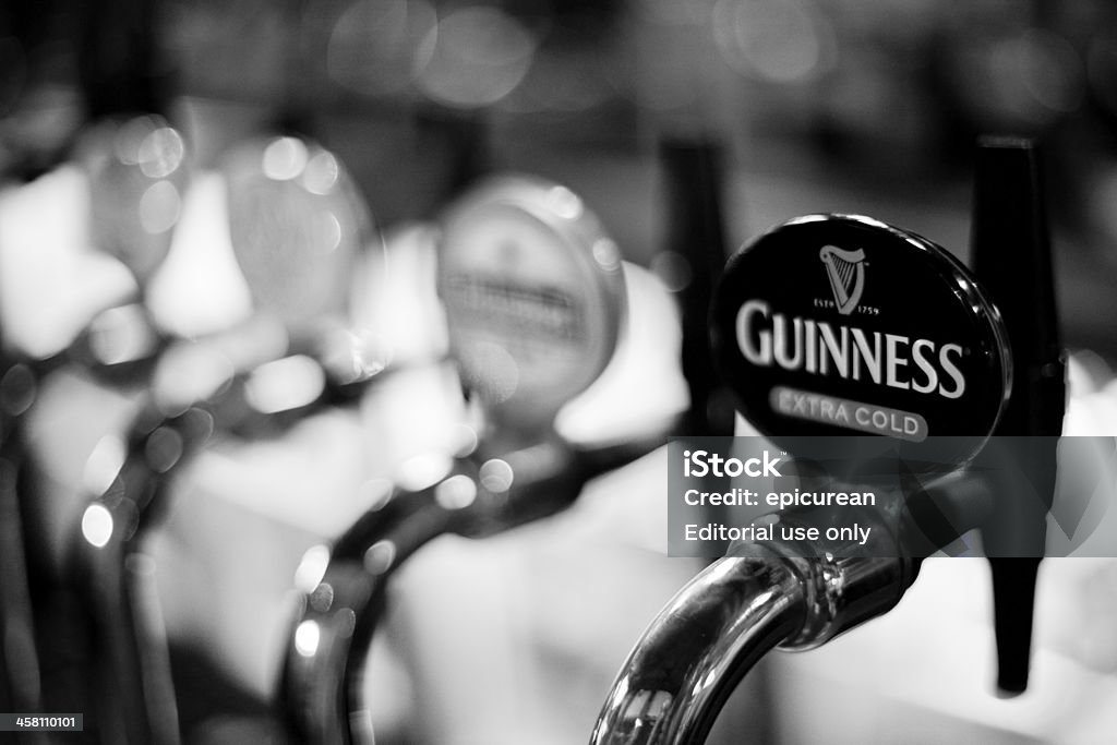 Guinness Tocca in un Pub inglese - Foto stock royalty-free di Guinness
