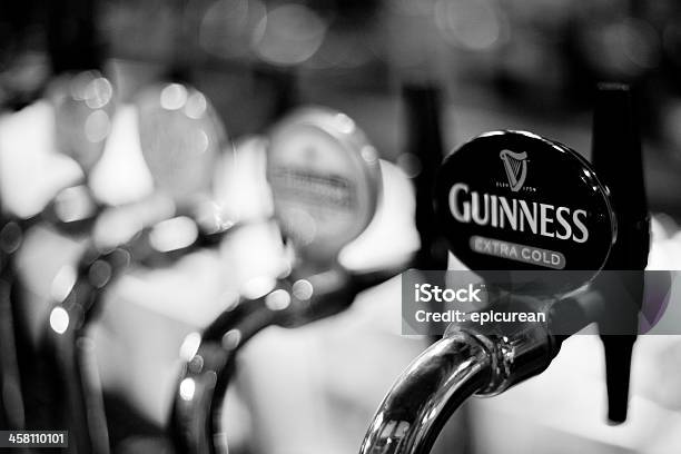 Guinness Tocca In Un Pub Inglese - Fotografie stock e altre immagini di Guinness - Guinness, Birra, Pub