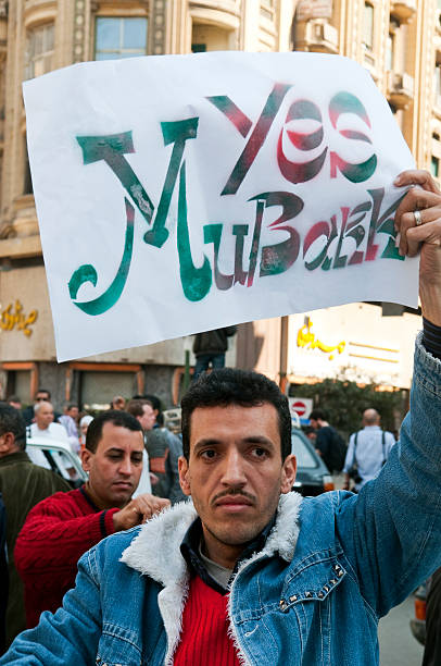tak mubarak znak w pro-rządowych protesty - egypt revolution protest egyptian culture zdjęcia i obrazy z banku zdjęć