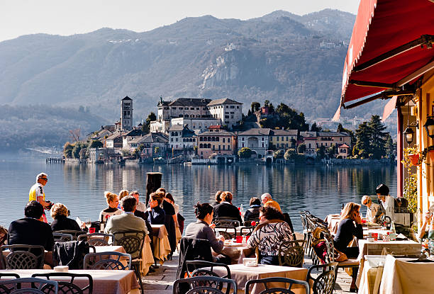 イタリアの夏 - comune di lecco ストックフォトと画像