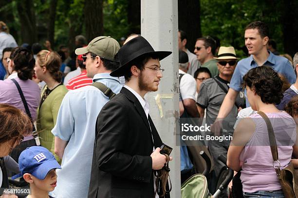 La Ciudad De Nueva York Por Ejemplo Jew Hassidic Paseos En Contra De Multitud Foto de stock y más banco de imágenes de Judaísmo