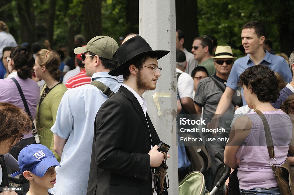 뉴욕시행 Hassidic Jew 산책 대해 크라우드 - 로열티 프리 유대교 스톡 사진