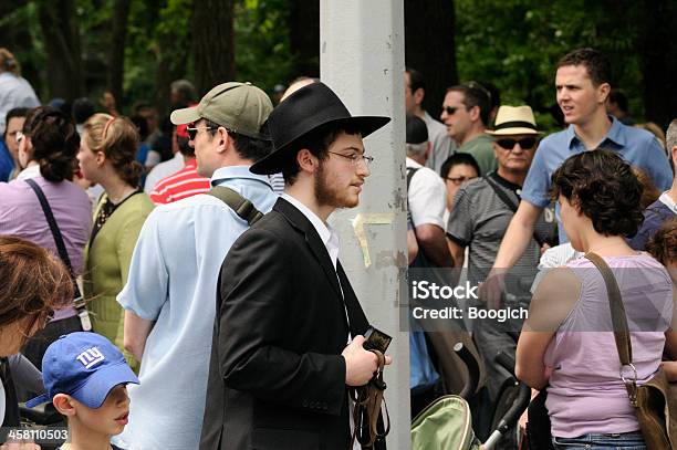 Cidade De Nova Iorque Hassidic Jew Caminha Contra Multidão - Fotografias de stock e mais imagens de Judaísmo