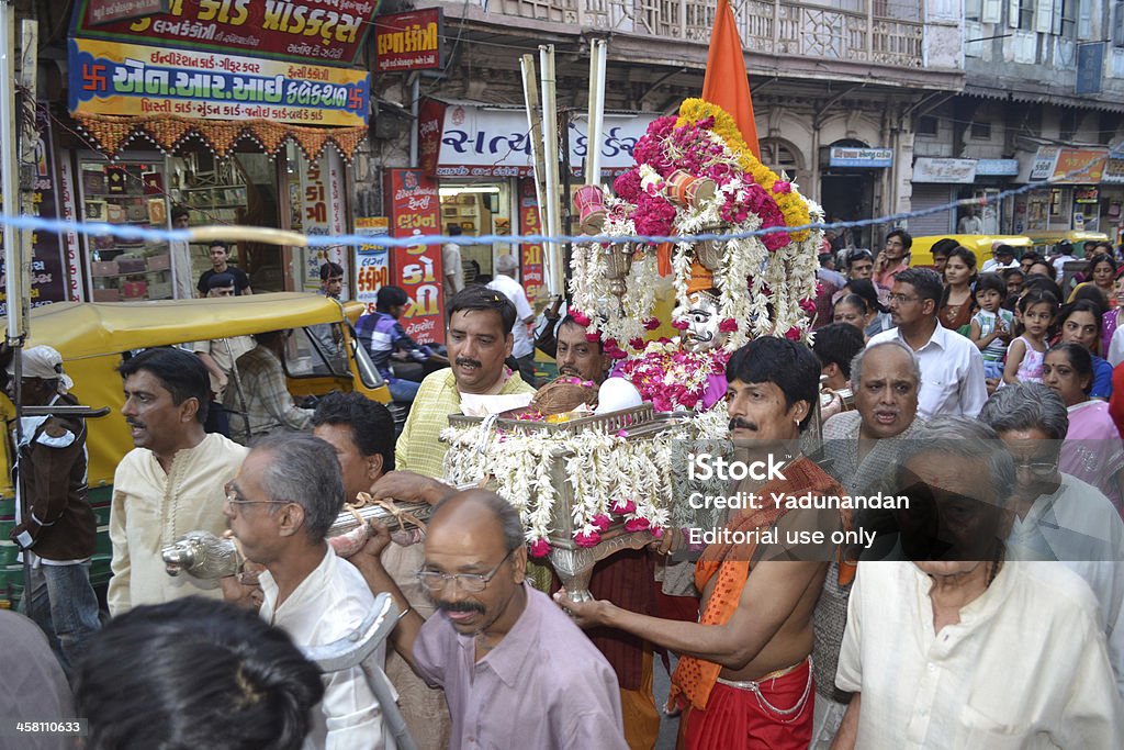 Sacerdotes y Sadhus transporte Lord Shiva Hatkeshwar en la ciudad - Foto de stock de Adulto libre de derechos