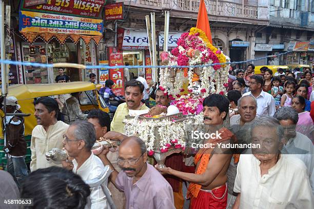 Sacerdotes Y Sadhus Transporte Lord Shiva Hatkeshwar En La Ciudad Foto de stock y más banco de imágenes de Adulto