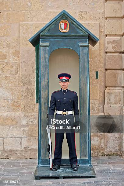 Sentry Fuera De Las Prestaciones De Protección Grandmasters Palace Valleta Malta Foto de stock y más banco de imágenes de Adulto