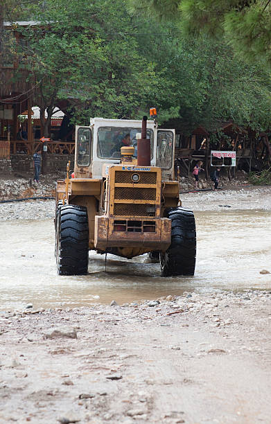 buldożer przejście overflooded droga gruntowa - tornado storm road disaster zdjęcia i obrazy z banku zdjęć