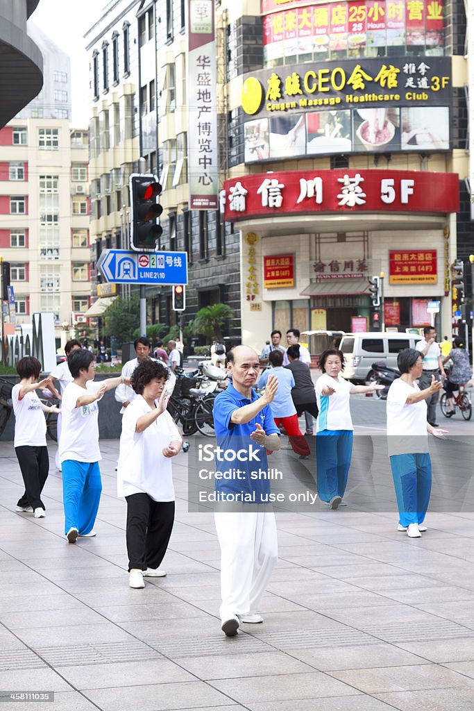 SHAIGHAI, Cina-luglio 27,2011: Vecchio uomo esercizio mattina - Foto stock royalty-free di Tai Chi