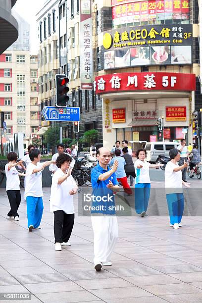 Shaighai Cinaluglio 272011 Vecchio Uomo Esercizio Mattina - Fotografie stock e altre immagini di Tai Chi