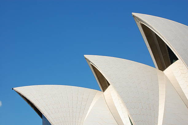 sydney opera house segeln gegen blauen himmel - sydney opera house stock-fotos und bilder