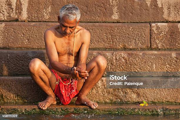 Hombre Hindú Tomar Por La Mañana En El Río Ganges Baño Foto de stock y más banco de imágenes de Agua