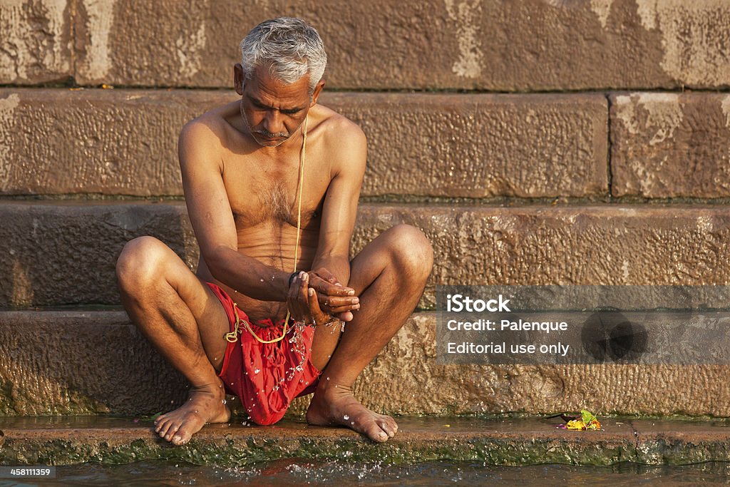 Indù uomo prendendo mattina il bagno nel Fiume Gange - Foto stock royalty-free di Acqua