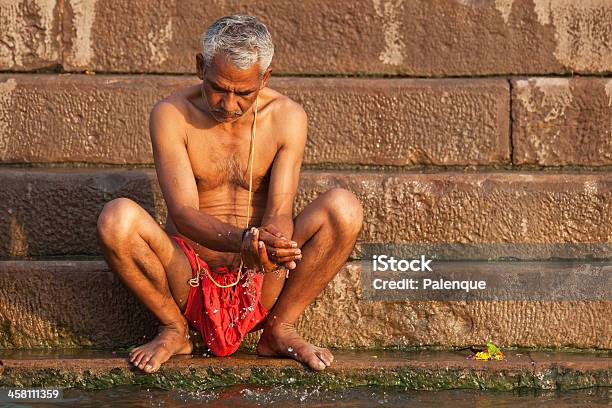 Hinduista Człowiek Przyjmować Poranną Kąpiel W Rzeka Ganges - zdjęcia stockowe i więcej obrazów Azja