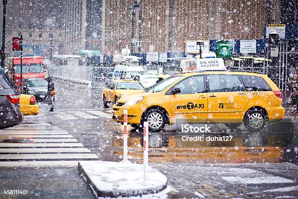 Taxi Cabs In New York Stock Photo - Download Image Now - Architectural Feature, Blizzard, Car