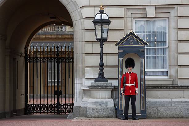 guarda - honor guard buckingham palace protection london england imagens e fotografias de stock