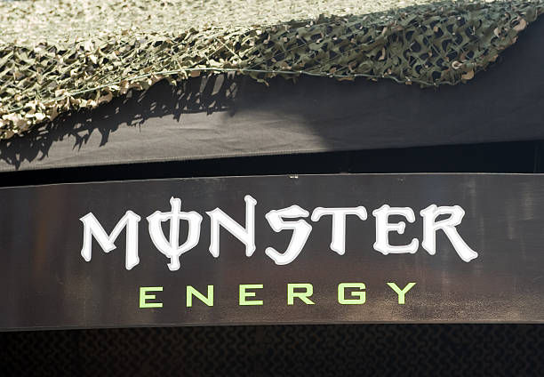 potwór napoje energetyczne logo na stojaku - monster energy drink energy drink energy drink zdjęcia i obrazy z banku zdjęć