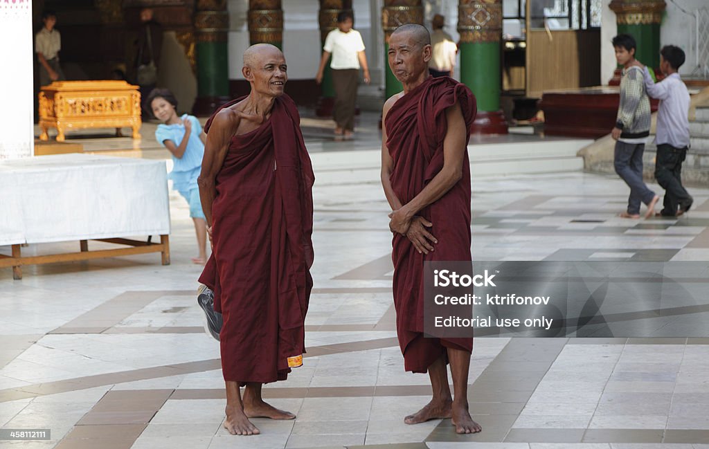 Due monaci in pagoda di Shwedagon - Foto stock royalty-free di Adulto