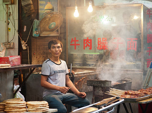 churrasco na rua muçulmano em xian - islam people xian focus imagens e fotografias de stock