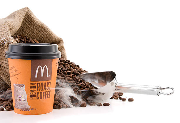 mcdonalda caffee na palenie ziarna kawy - starbucks coffee bean editorial zdjęcia i obrazy z banku zdjęć