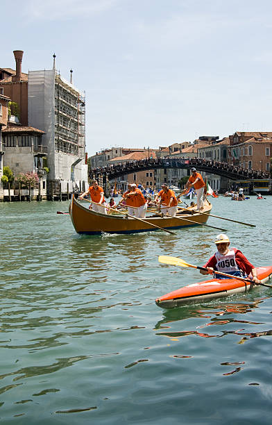 vogalonga raça, grande canal, veneza - kayaking kayak venice italy veneto imagens e fotografias de stock