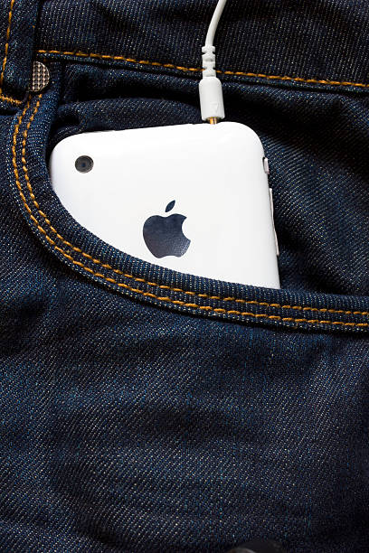 인명별 iphone 포켓 - apple computers mp3 player headphones symbol 뉴스 사진 이미지