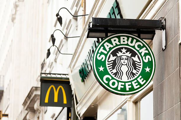 placa do starbucks - sidewalk cafe built structure cafe day - fotografias e filmes do acervo