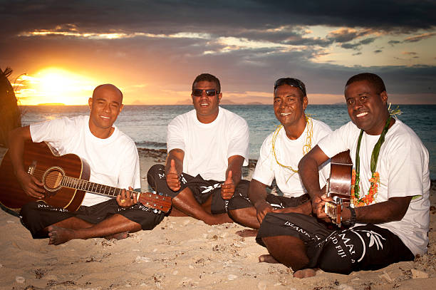 grupo de homens jogando guitarras locais fiji - melanesia - fotografias e filmes do acervo