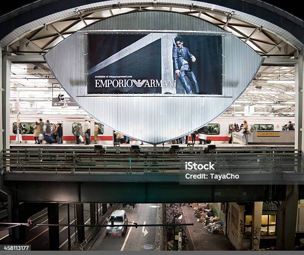 Foto de Emporio Armani Publicidade Placa Em Tóquio e mais fotos de stock de Estação - Estação, Outdoor, Trem