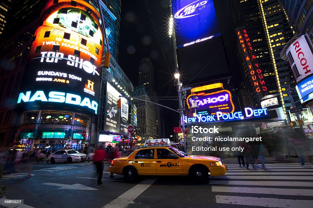 Times Square à noite - Royalty-free A caminho Foto de stock