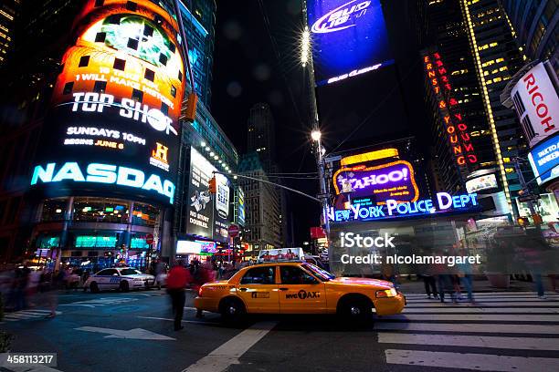 Times Square À Noite - Fotografias de stock e mais imagens de A caminho - A caminho, Arquitetura, Arranha-céu