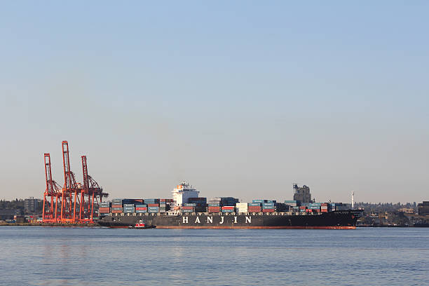 загрузить freighter выезжающих ванкуверская гавань - harbor editorial industrial ship container ship стоковые фото и изображения